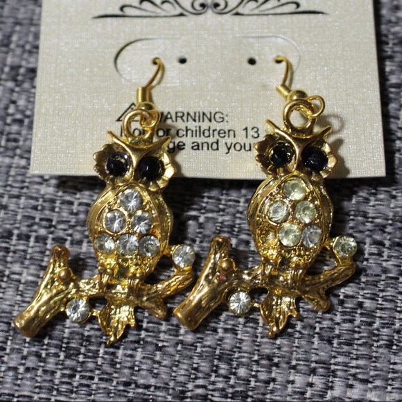 Gold owl earrings one gem missing - Picture 2 of 2